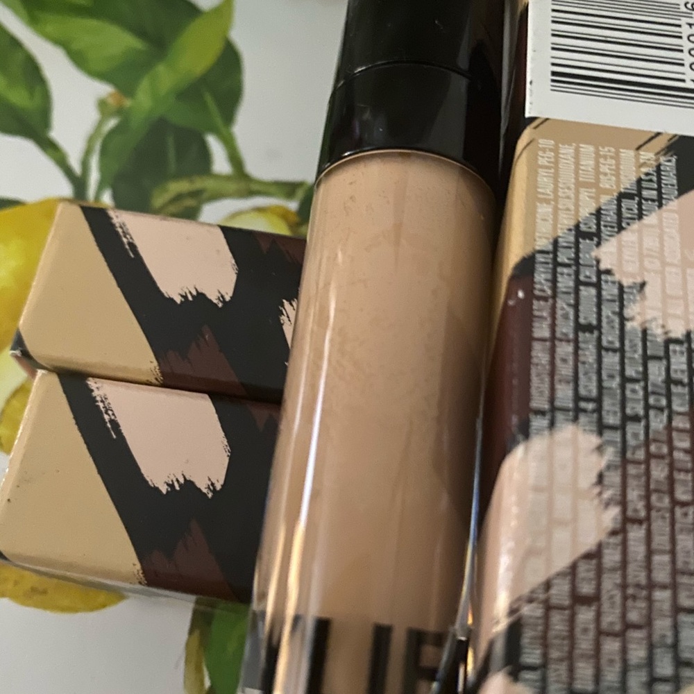 Kylie cosmetic concealer